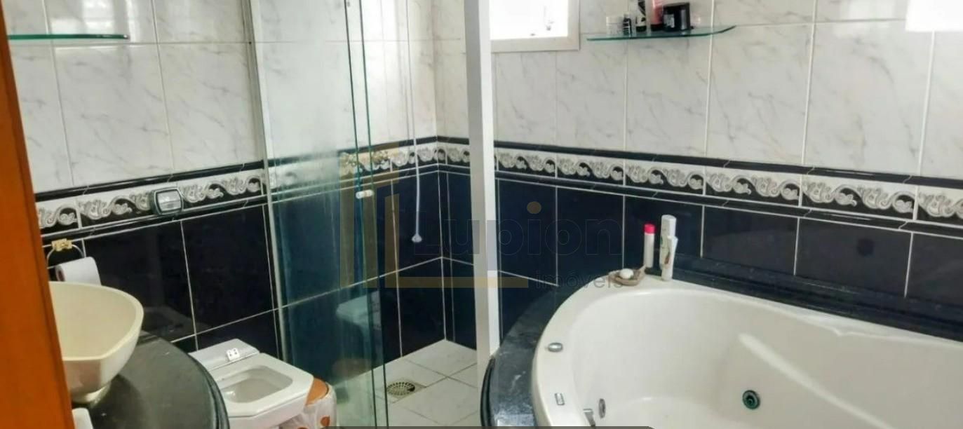 Sobrado de 5 Quartos com Piscina à Venda Próximo à Av. das Torres