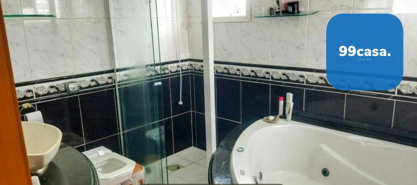 Sobrado de 5 Quartos com Piscina à Venda Próximo à Av. das Torres