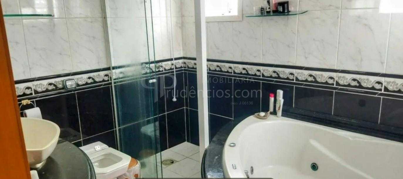 Sobrado de 5 Quartos com Piscina à Venda Próximo à Av. das Torres