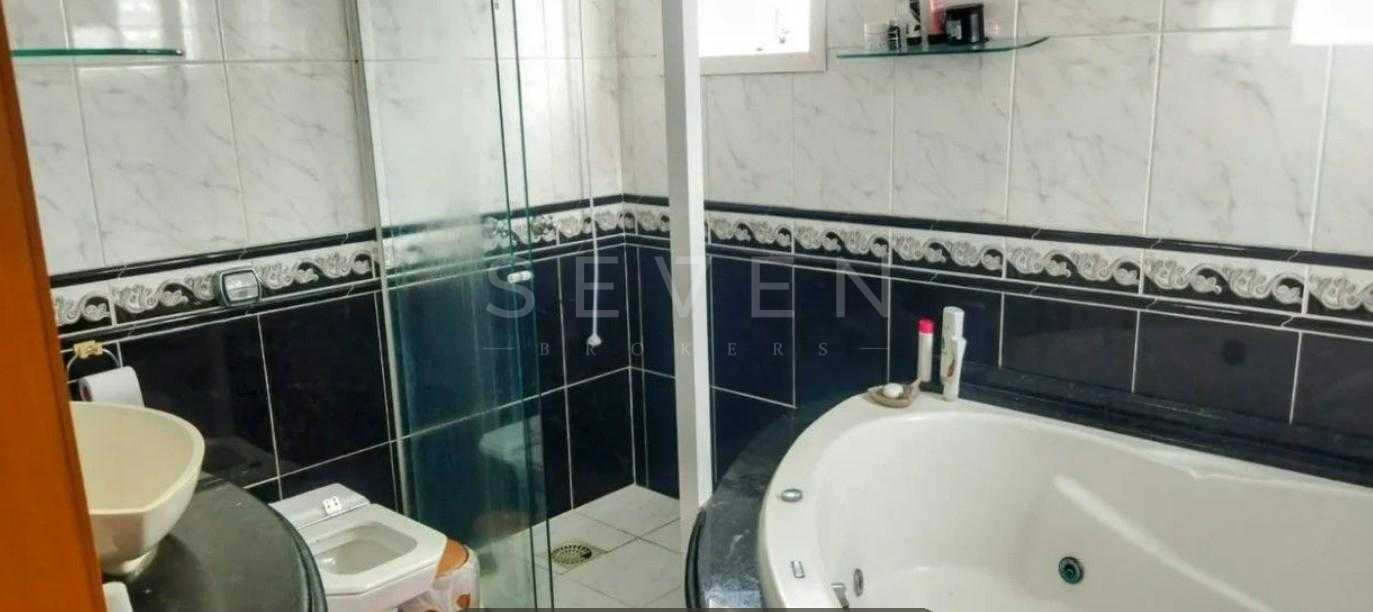 Sobrado de 5 Quartos com Piscina à Venda Próximo à Av. das Torres