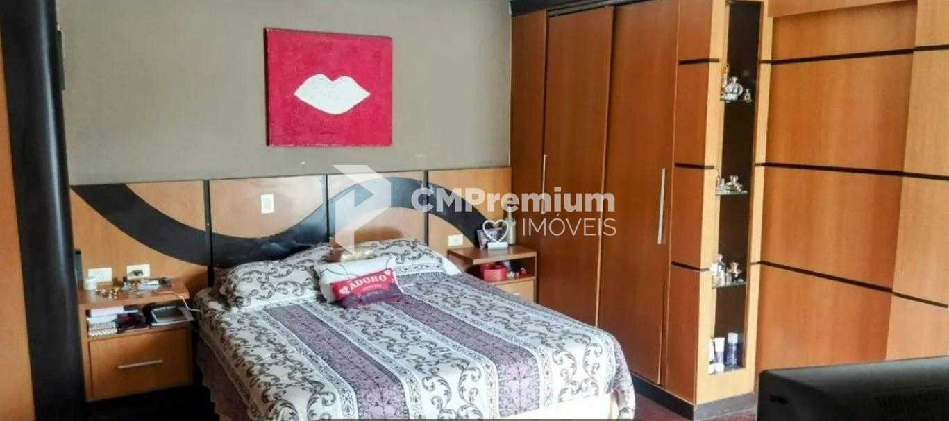 Sobrado de 5 Quartos com Piscina à Venda Próximo à Av. das Torres