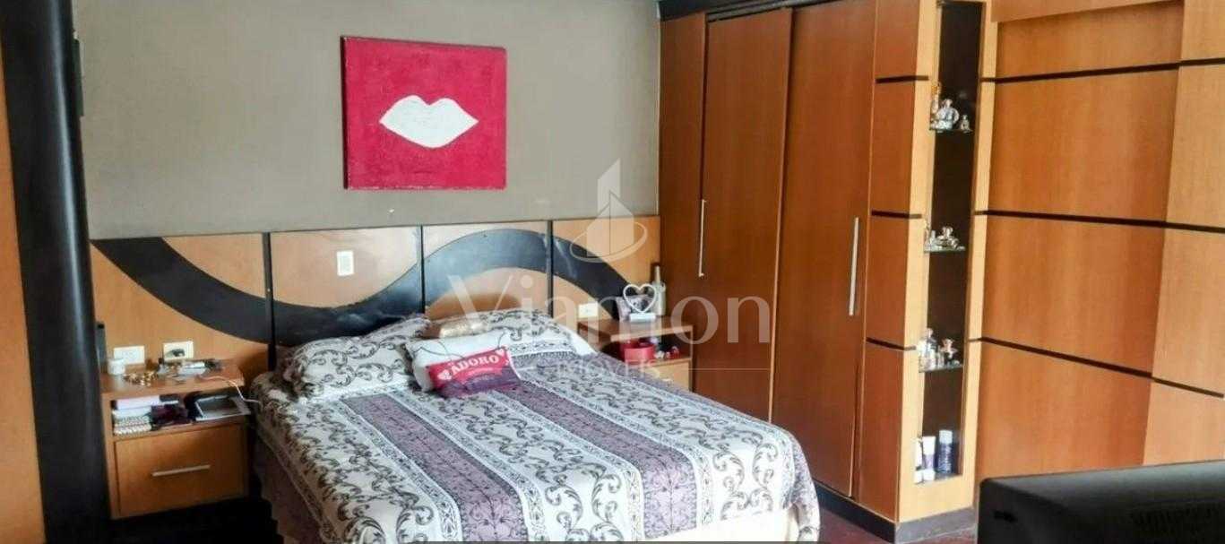 Sobrado de 5 Quartos com Piscina à Venda Próximo à Av. das Torres