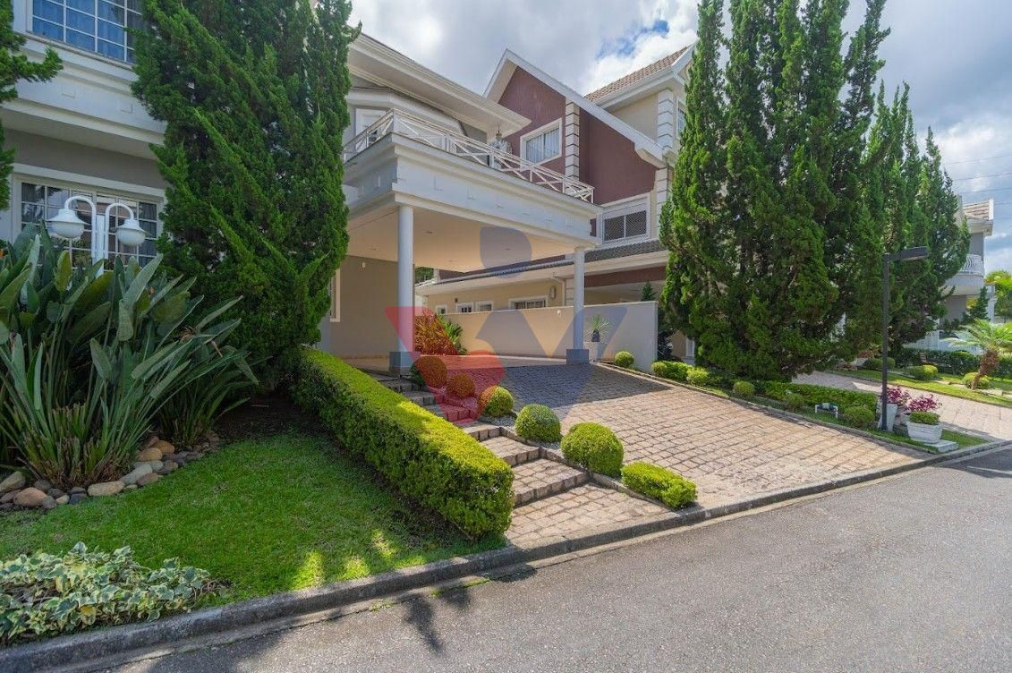 Casa Espaçosa em Condomínio Fechado em Santa Felicidade  Confo...