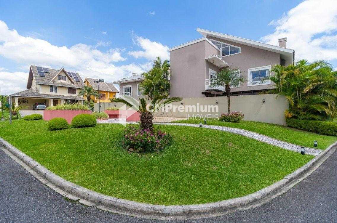 Casa Espaçosa em Condomínio Fechado em Santa Felicidade  Confo...