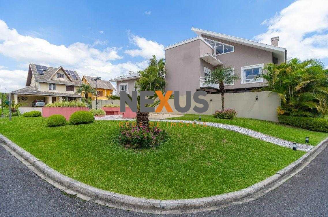 Casa Espaçosa em Condomínio Fechado em Santa Felicidade  Confo...