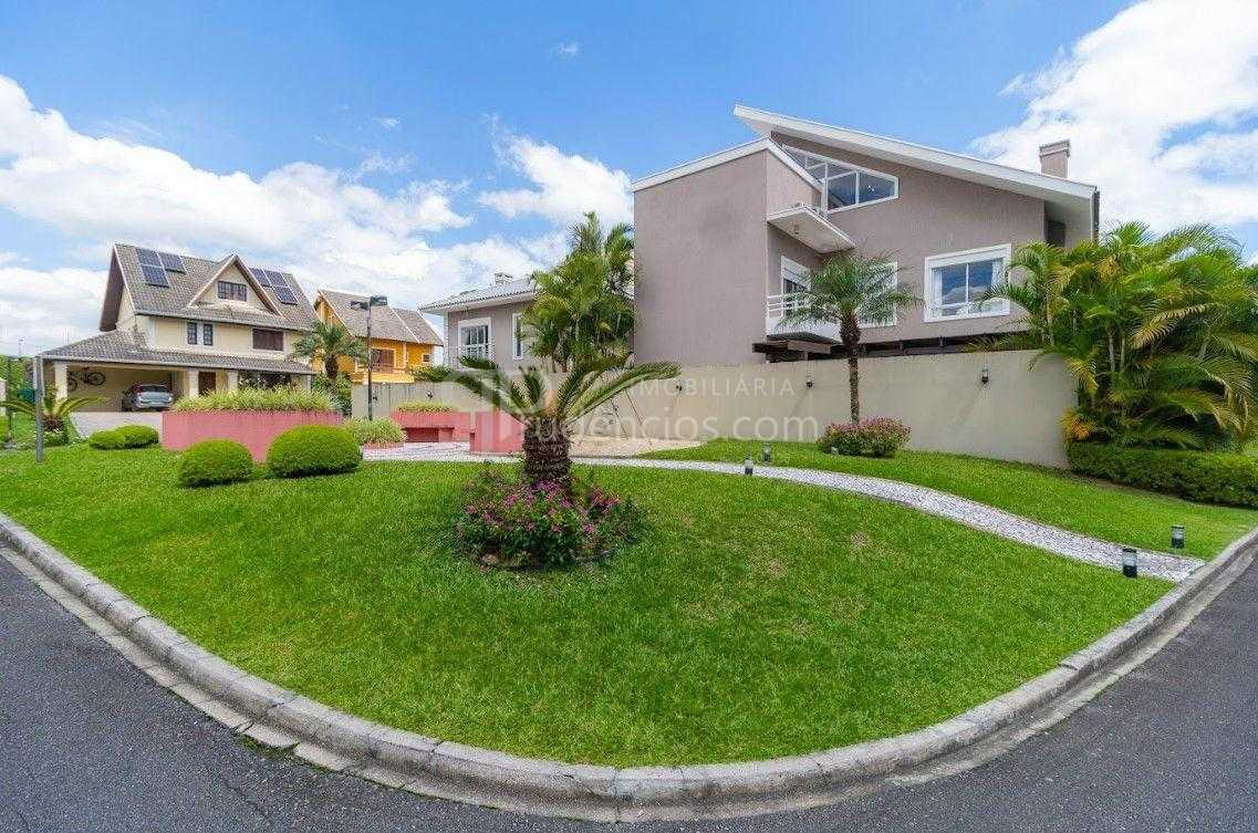 Casa Espaçosa em Condomínio Fechado em Santa Felicidade  Confo...