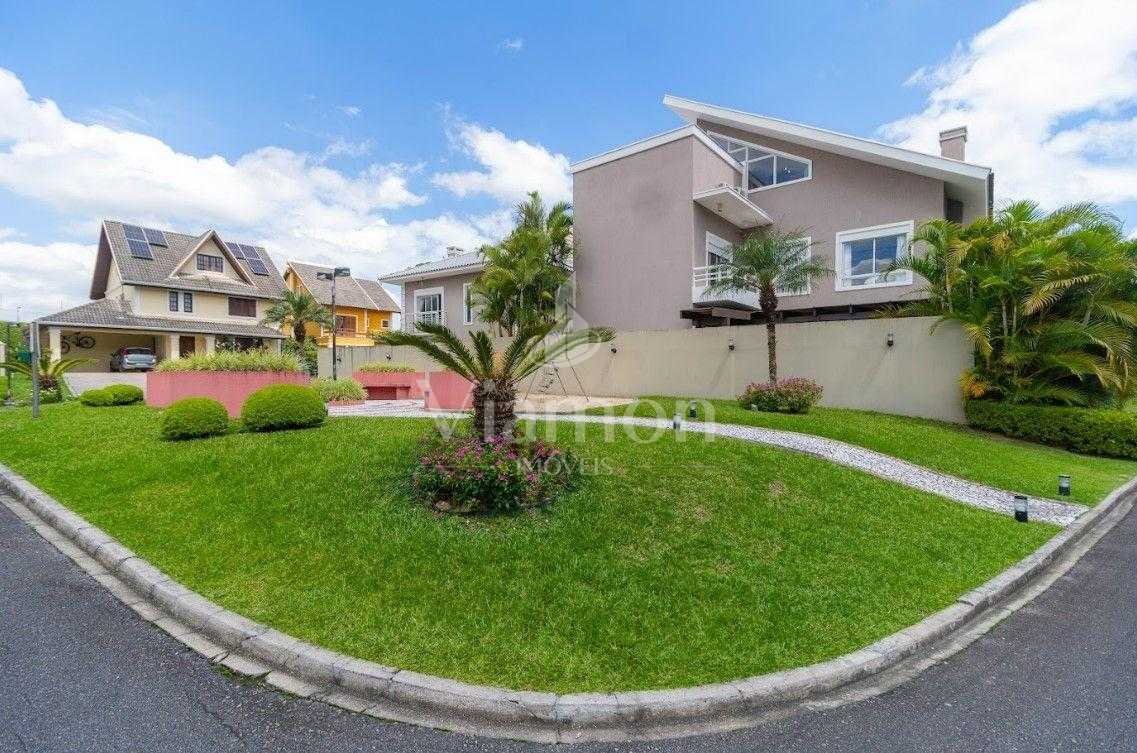 Casa Espaçosa em Condomínio Fechado em Santa Felicidade  Confo...