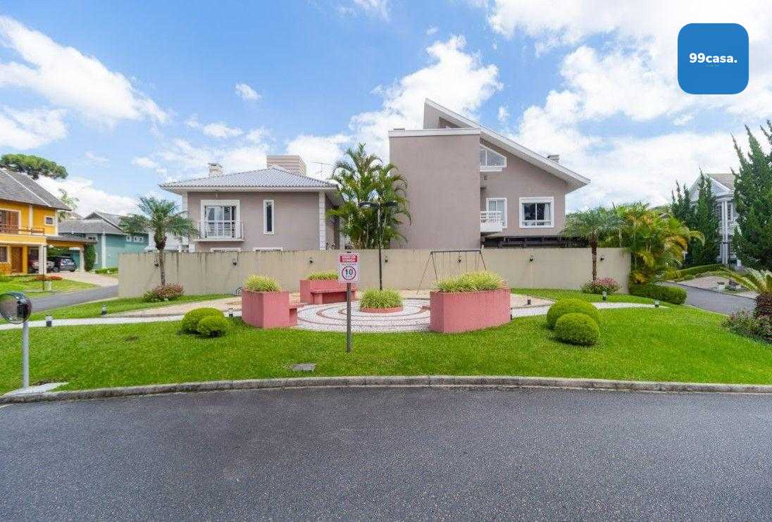 Casa Espaçosa em Condomínio Fechado em Santa Felicidade  Confo...