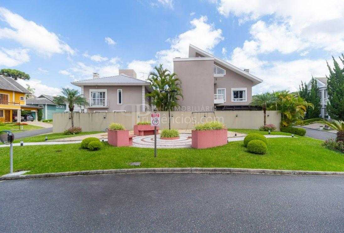 Casa Espaçosa em Condomínio Fechado em Santa Felicidade  Confo...