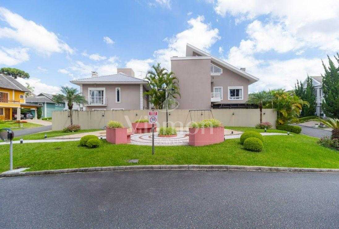 Casa Espaçosa em Condomínio Fechado em Santa Felicidade  Confo...