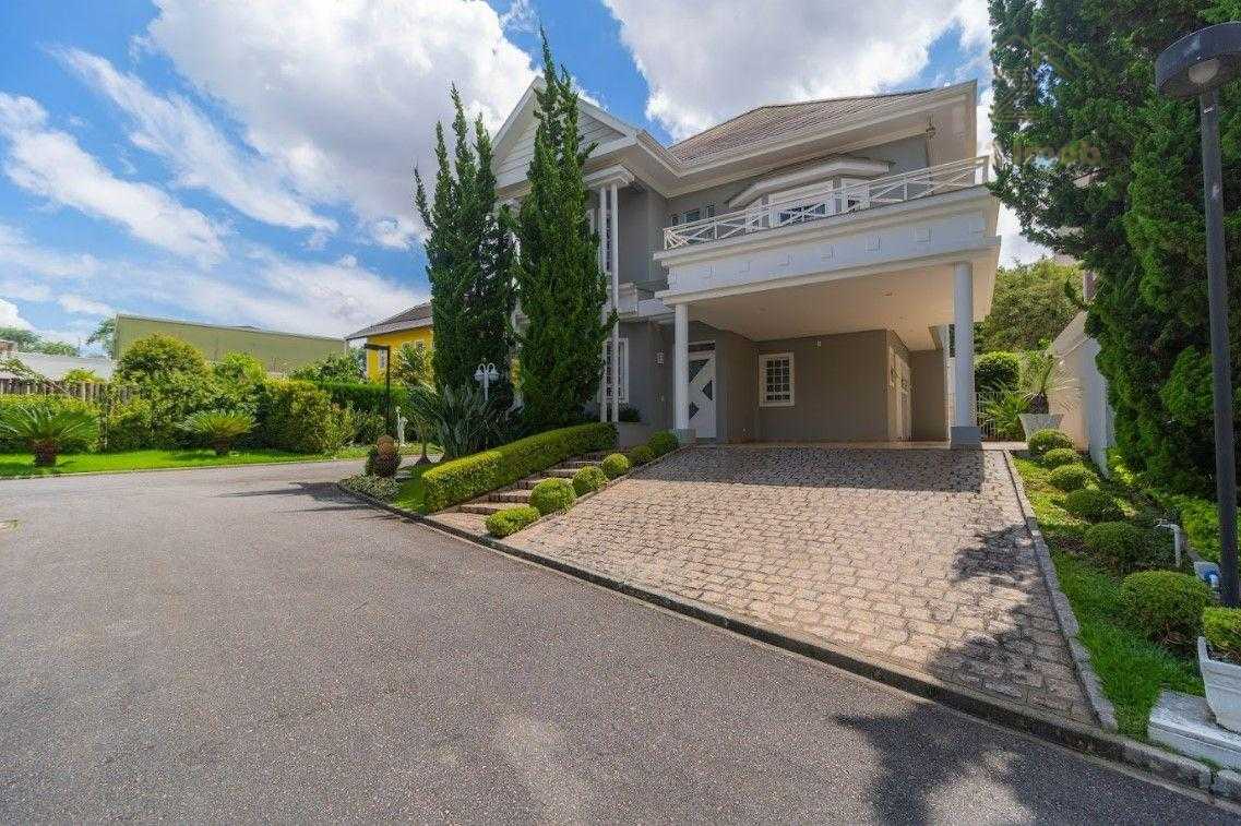 Casa Espaçosa em Condomínio Fechado em Santa Felicidade  Confo...