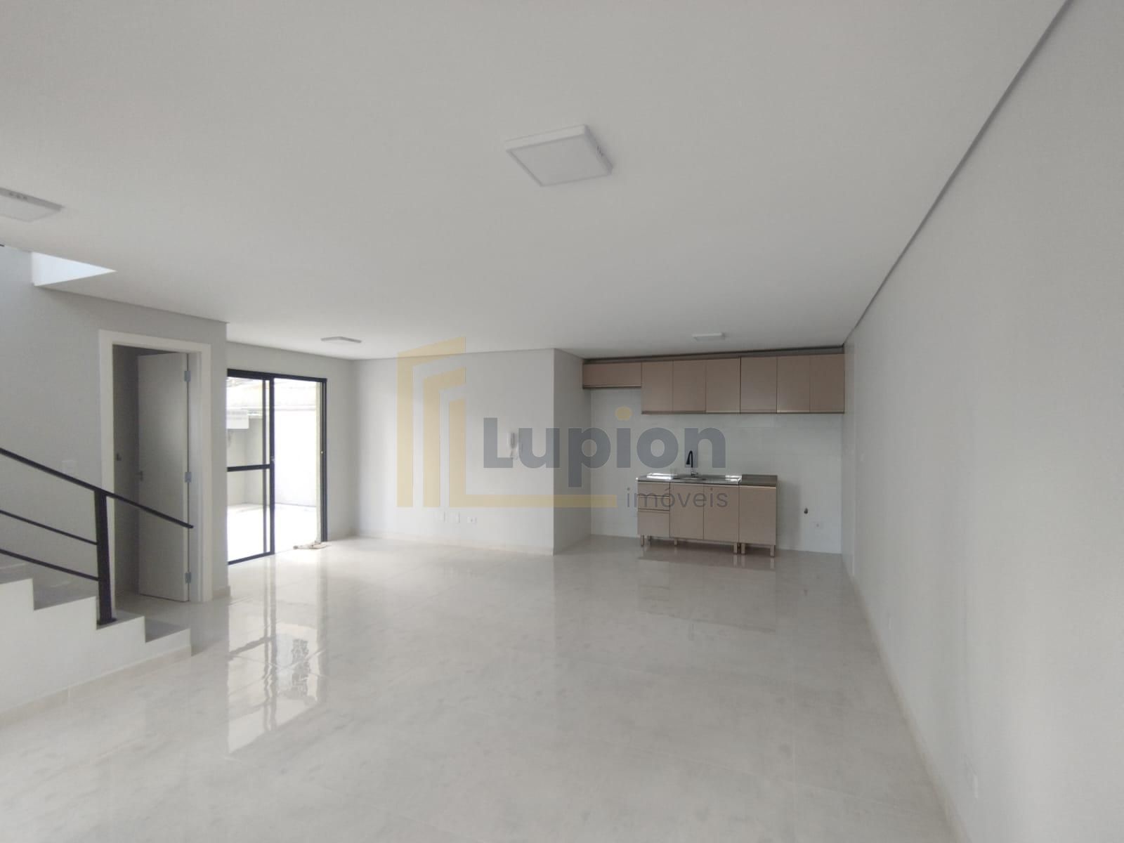 Sobrado Amplo e Moderno com Diferenciais à Venda no Bairro Ube...