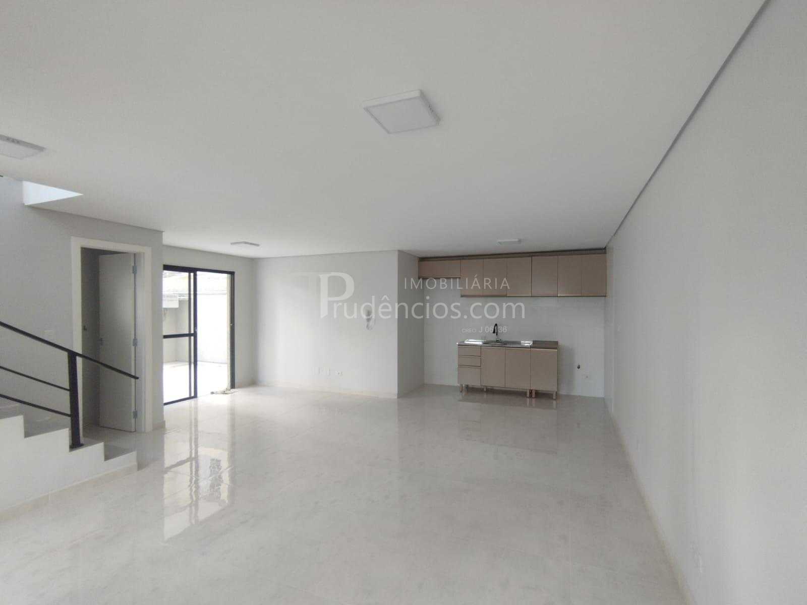 Sobrado Amplo e Moderno com Diferenciais à Venda no Bairro Ube...