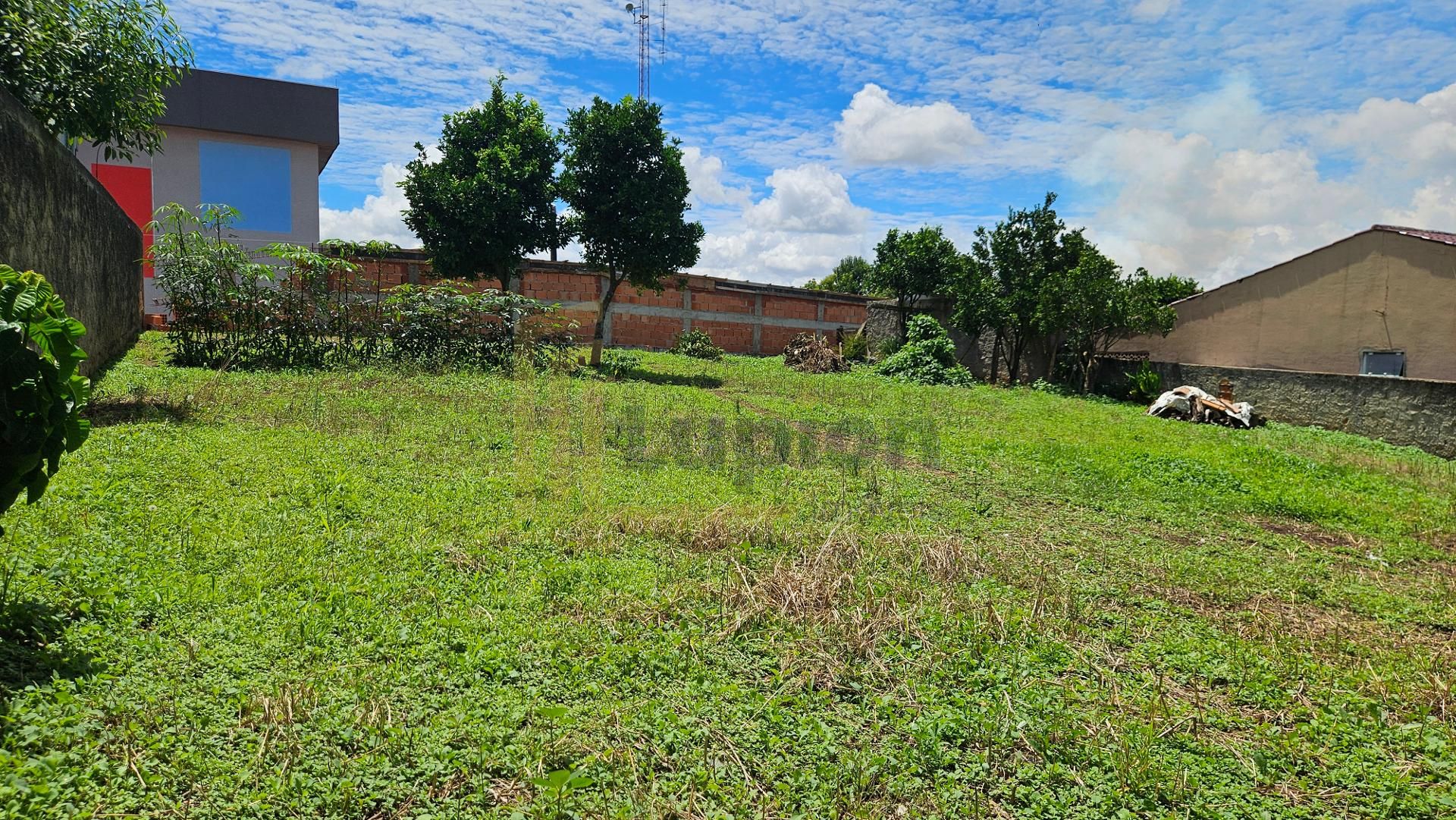 Terreno Espaçoso em Localização Privilegiada  Perfeito para Co...