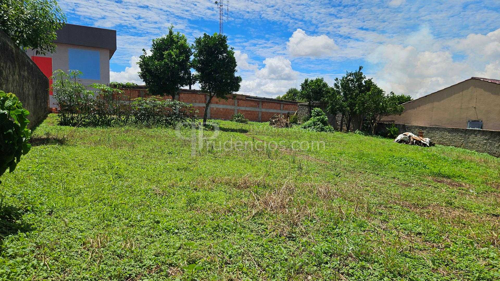 Terreno Espaçoso em Localização Privilegiada  Perfeito para Co...