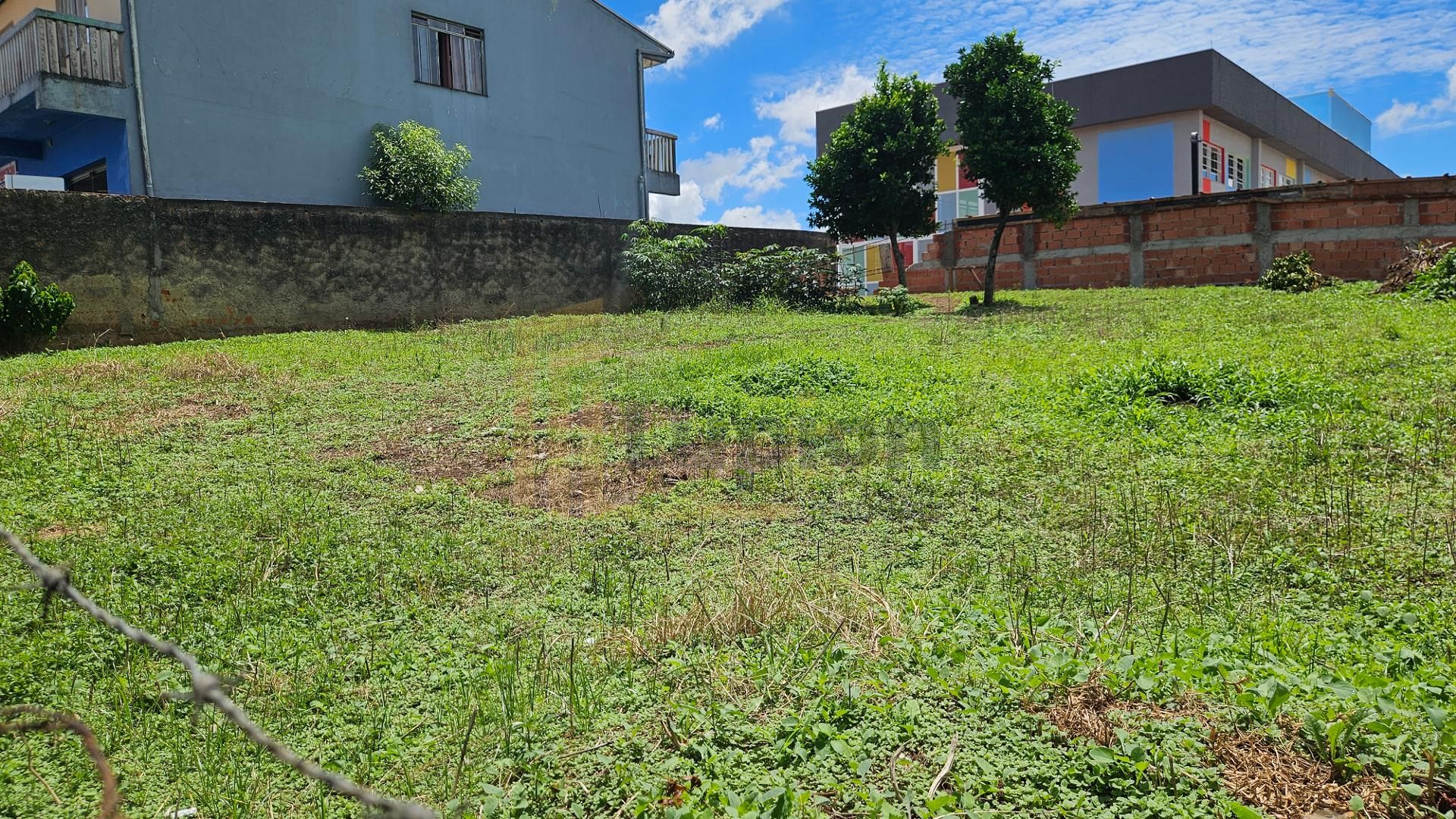 Terreno Espaçoso em Localização Privilegiada  Perfeito para Co...