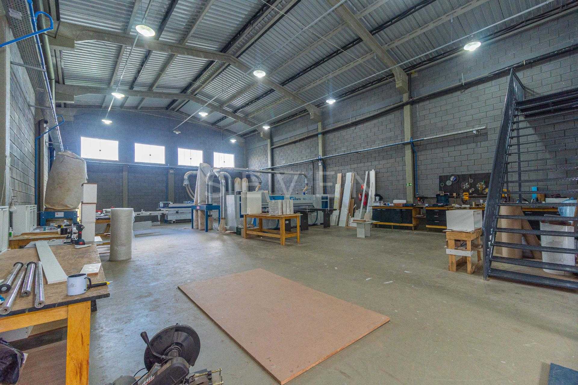 Galpão Industrial Comercial à Venda em Fazenda Rio Grande  587m 