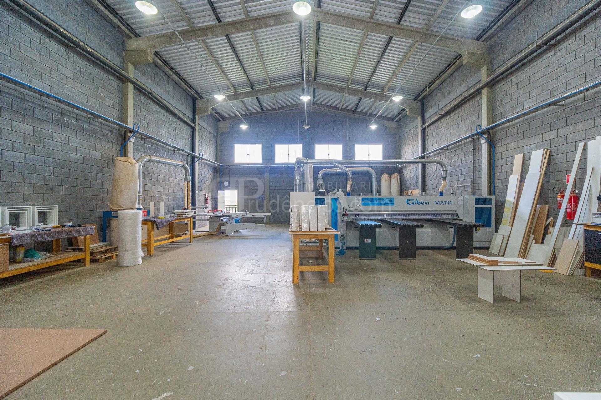 Galpão Industrial Comercial à Venda em Fazenda Rio Grande  587m 