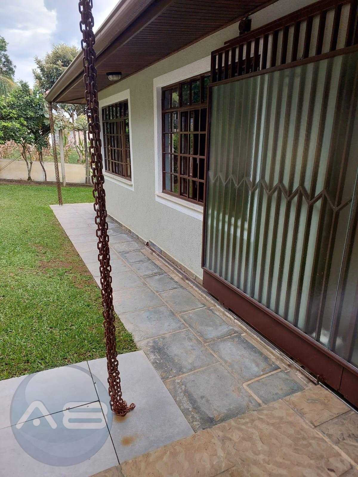 Viva no Paraíso do Tanguá, Casa Espaçosa com Jardim e Gourmet