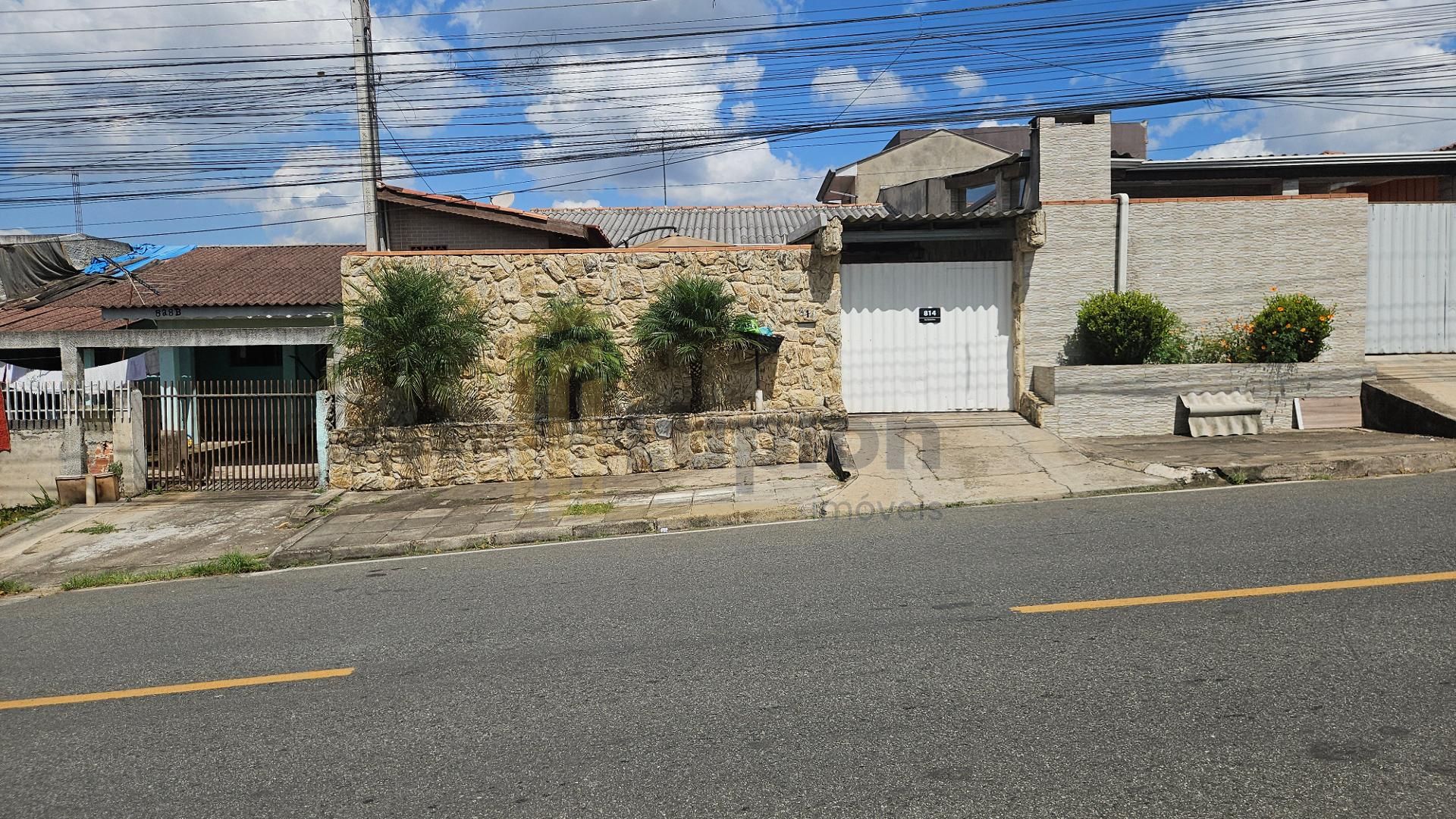 Casa com 3 dormitórios, quiosque com churrasqueira e móveis pl...