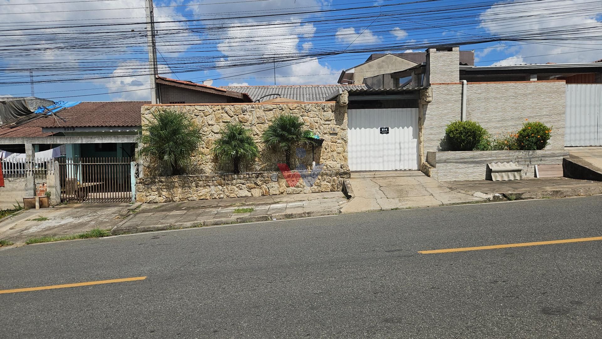 Casa com 3 dormitórios, quiosque com churrasqueira e móveis pl...