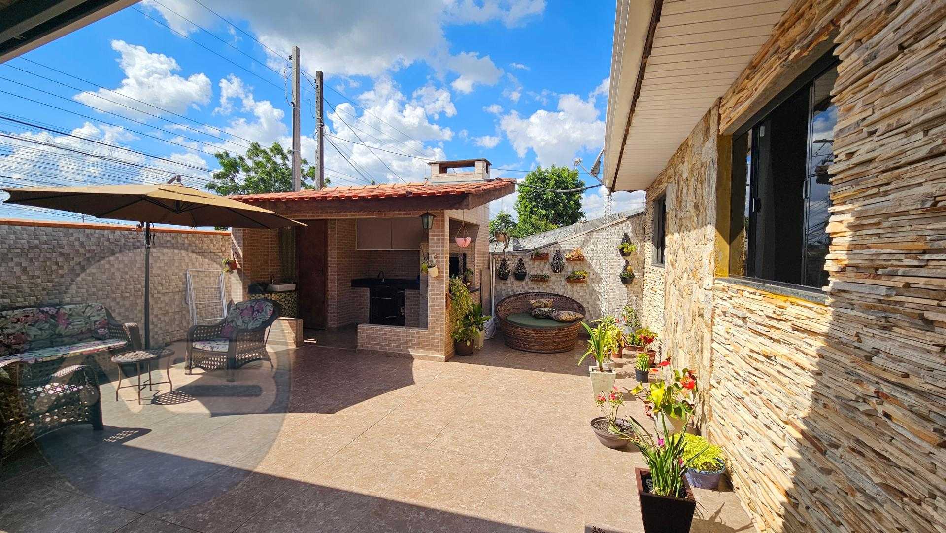 Casa com 3 dormitórios, quiosque com churrasqueira e móveis pl...