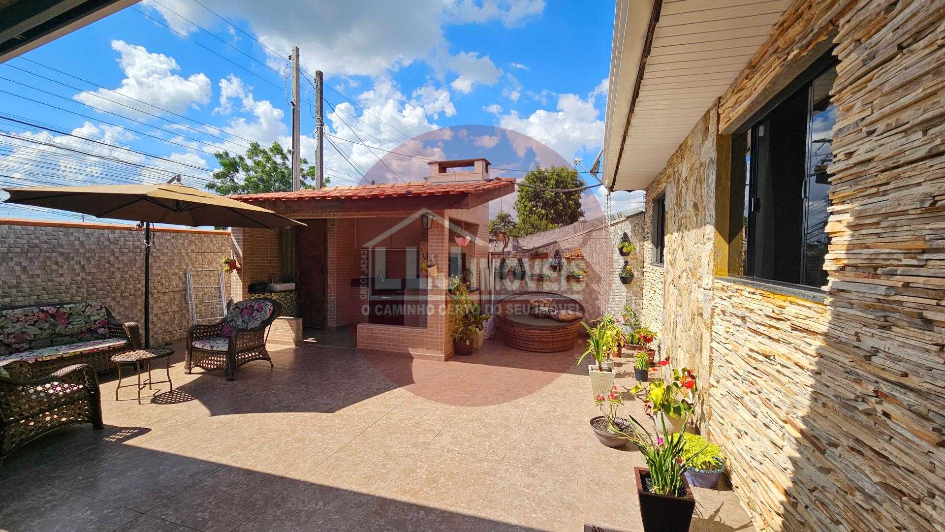 Casa com 3 dormitórios, quiosque com churrasqueira e móveis planejados  Araucária