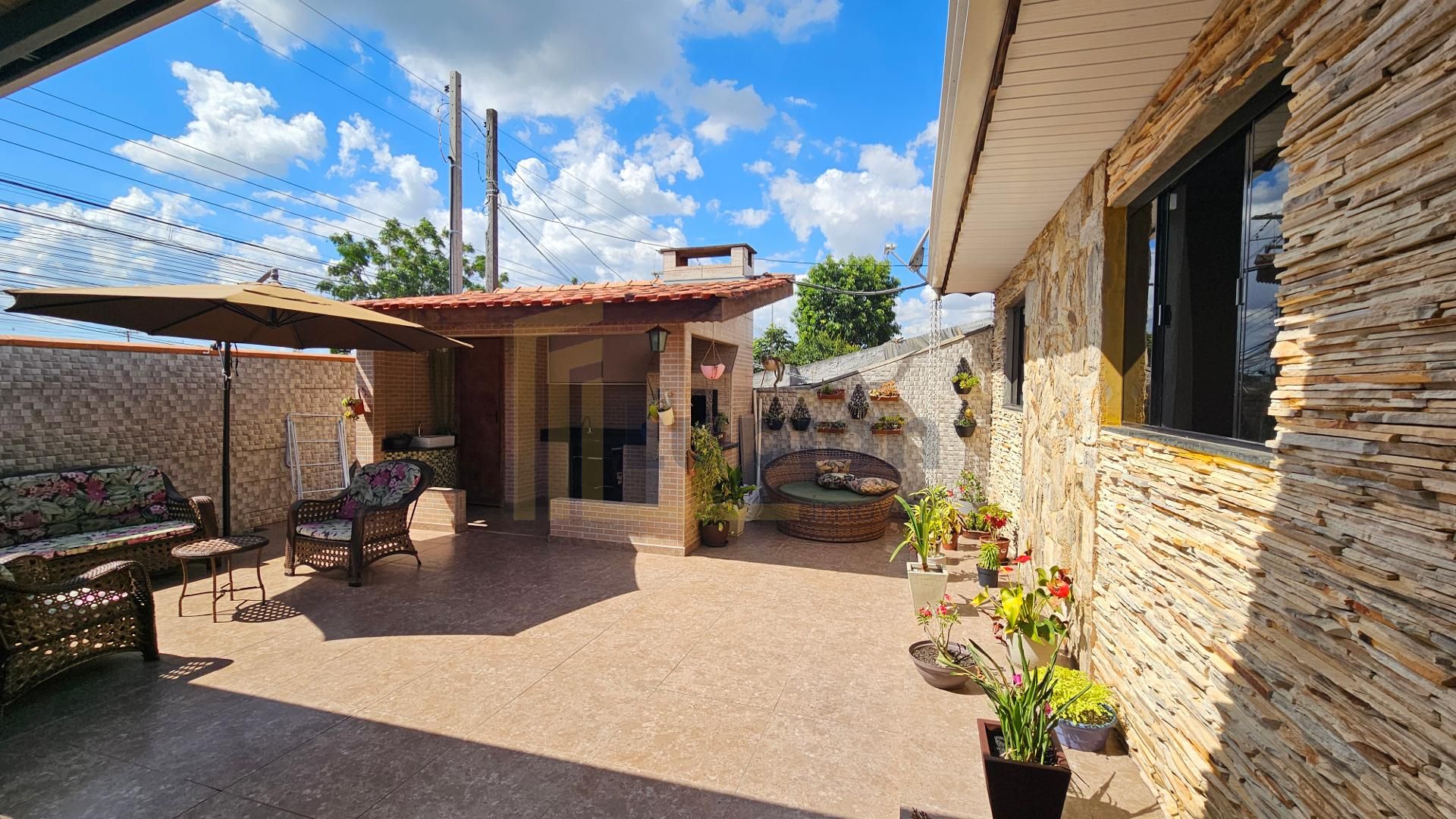 Casa com 3 dormitórios, quiosque com churrasqueira e móveis pl...