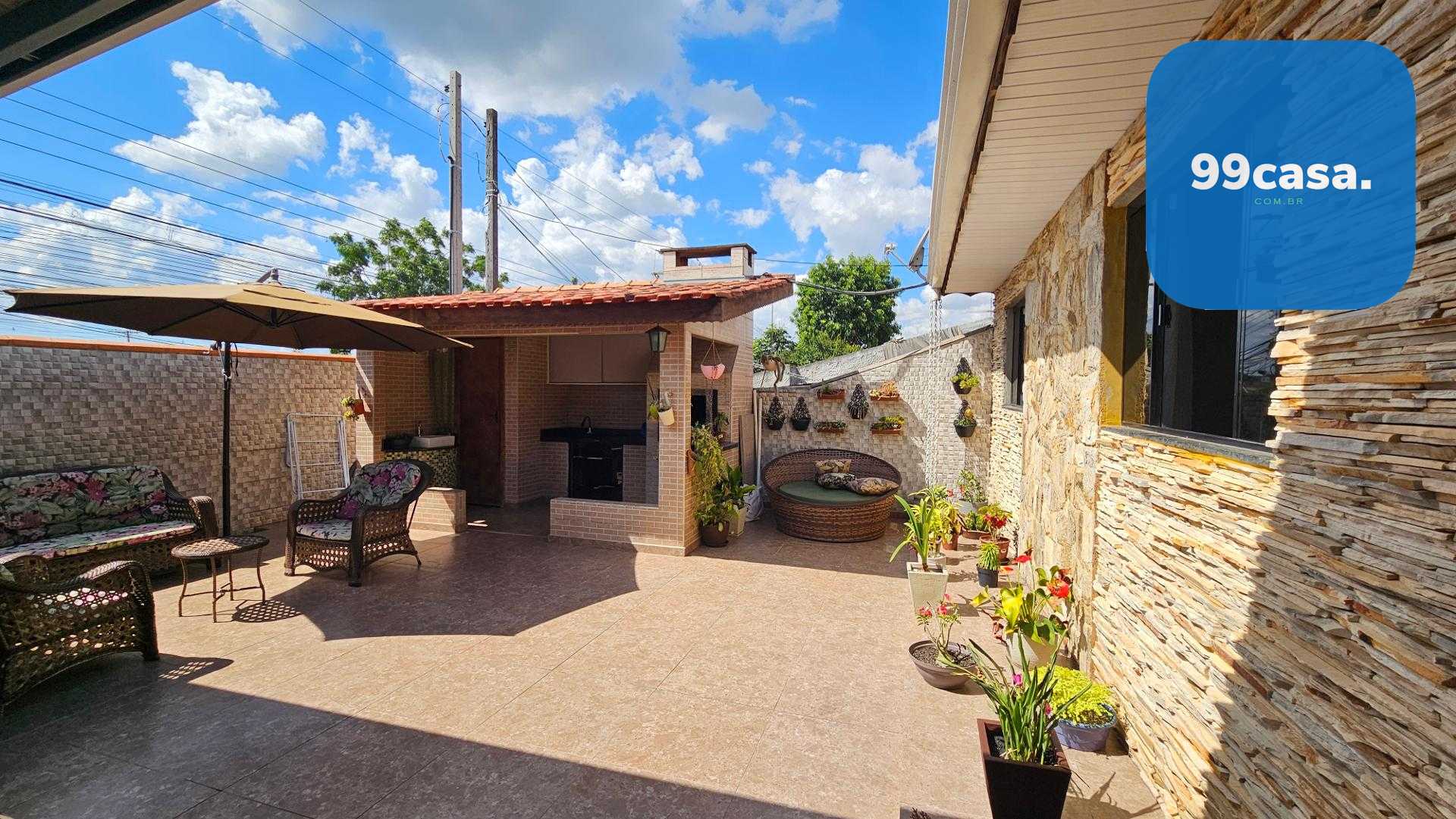 Casa com 3 dormitórios, quiosque com churrasqueira e móveis pl...