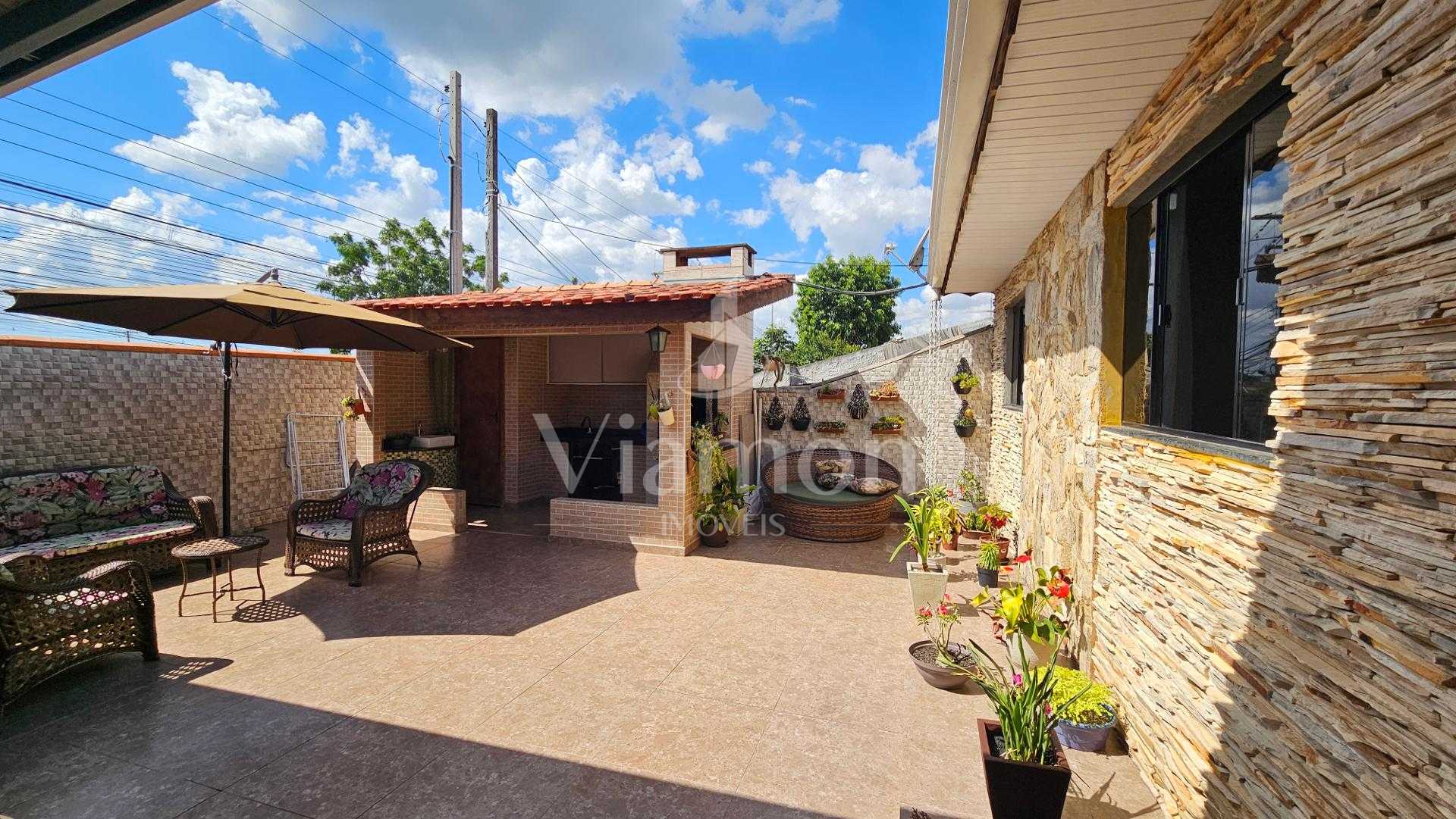 Casa com 3 dormitórios, quiosque com churrasqueira e móveis pl...