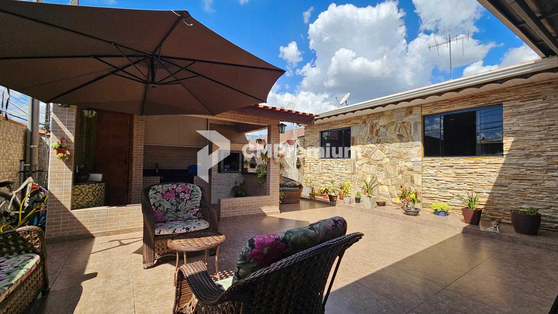 Casa com 3 dormitórios, quiosque com churrasqueira e móveis pl...