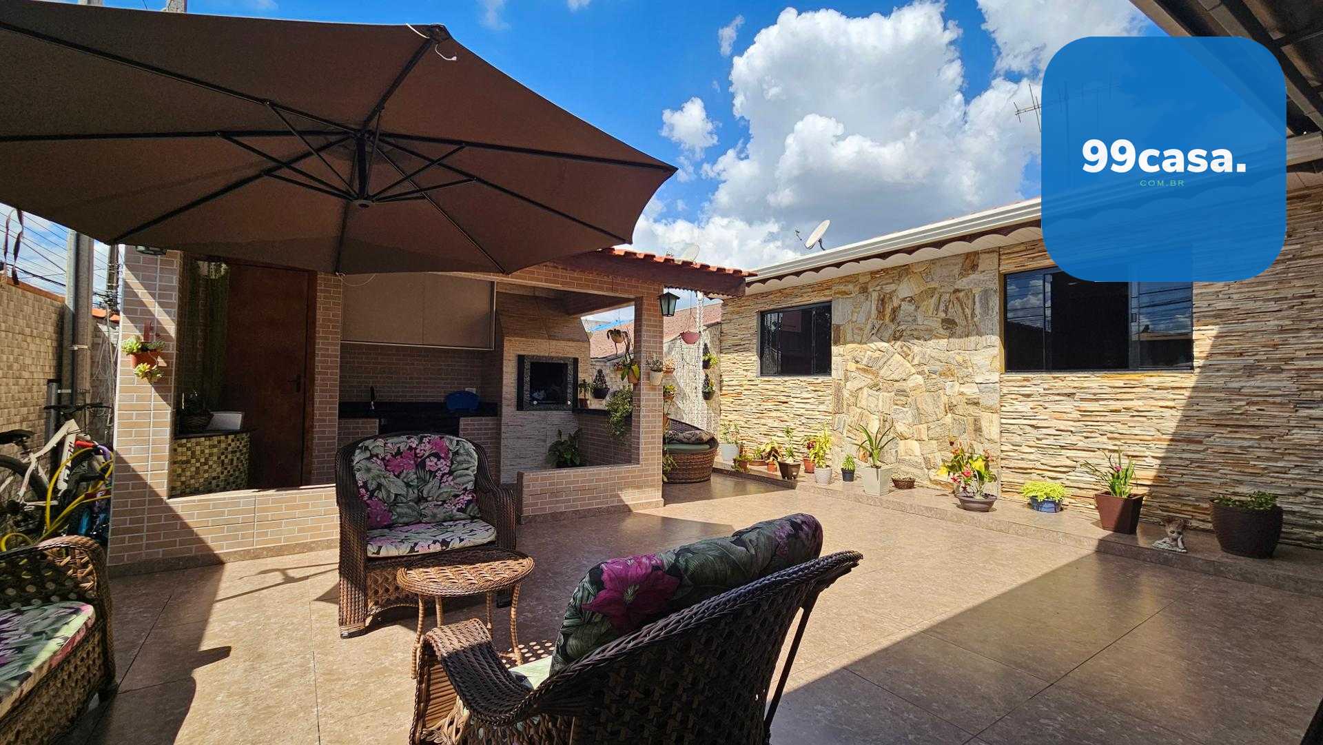 Casa com 3 dormitórios, quiosque com churrasqueira e móveis pl...