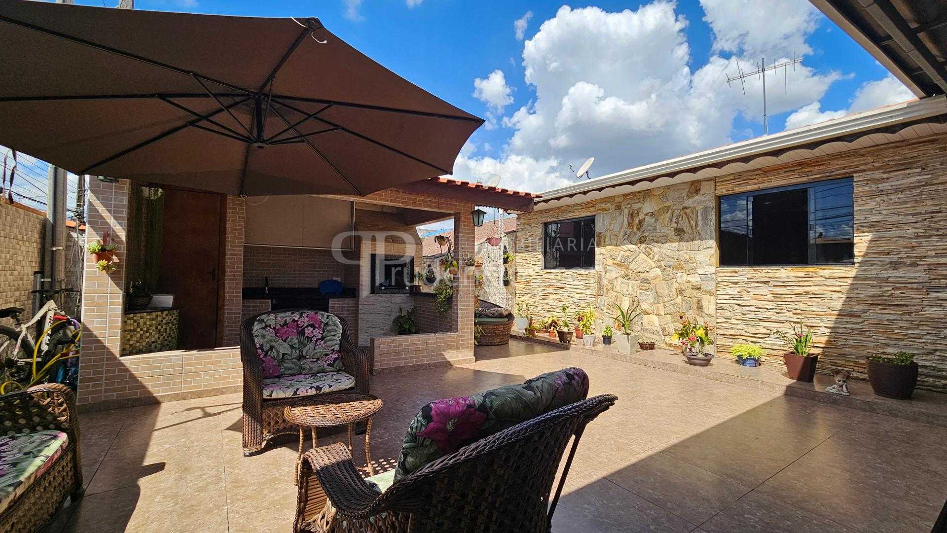 Casa com 3 dormitórios, quiosque com churrasqueira e móveis pl...