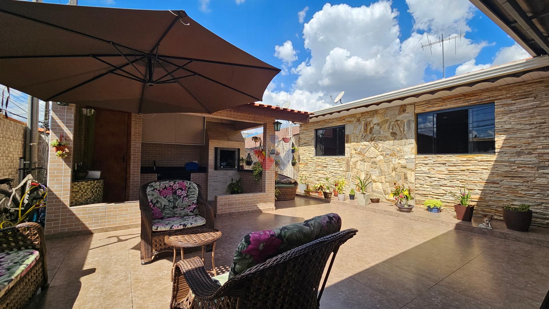 Casa com 3 dormitórios, quiosque com churrasqueira e móveis pl...