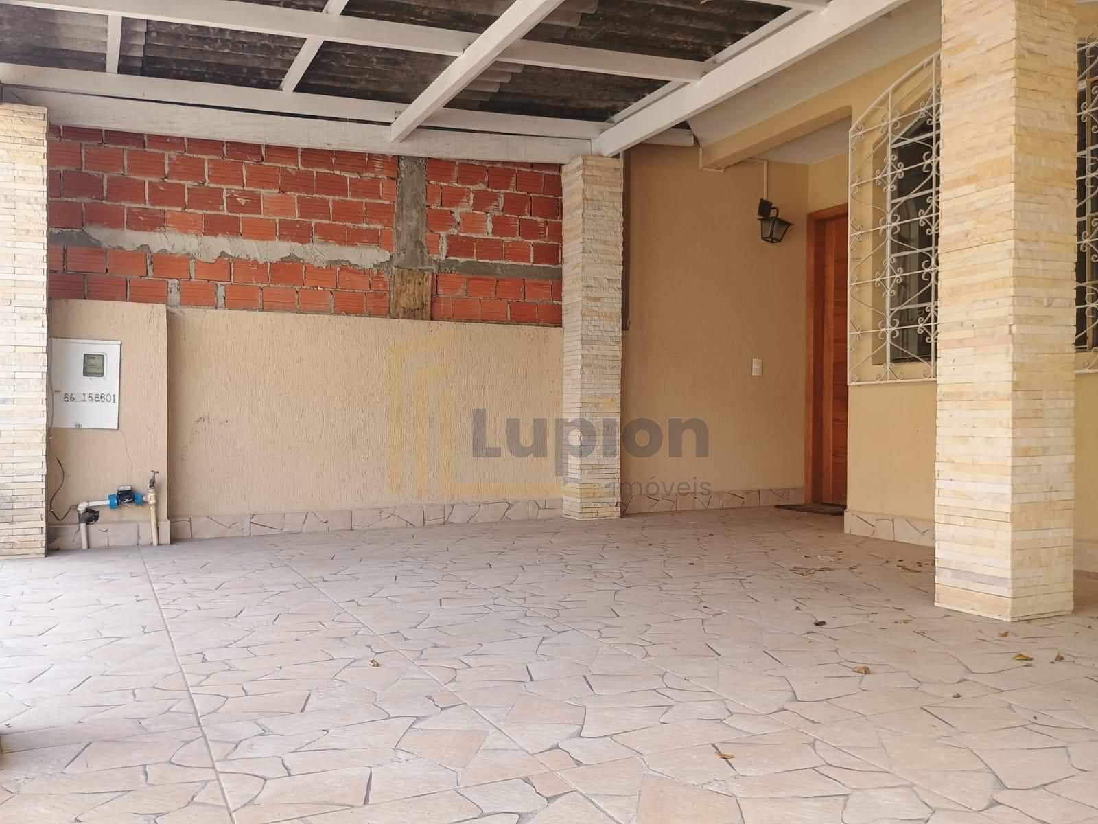 Casa à venda no Xaxim  3 quartos, sacada, 2 salas, garagem e á...