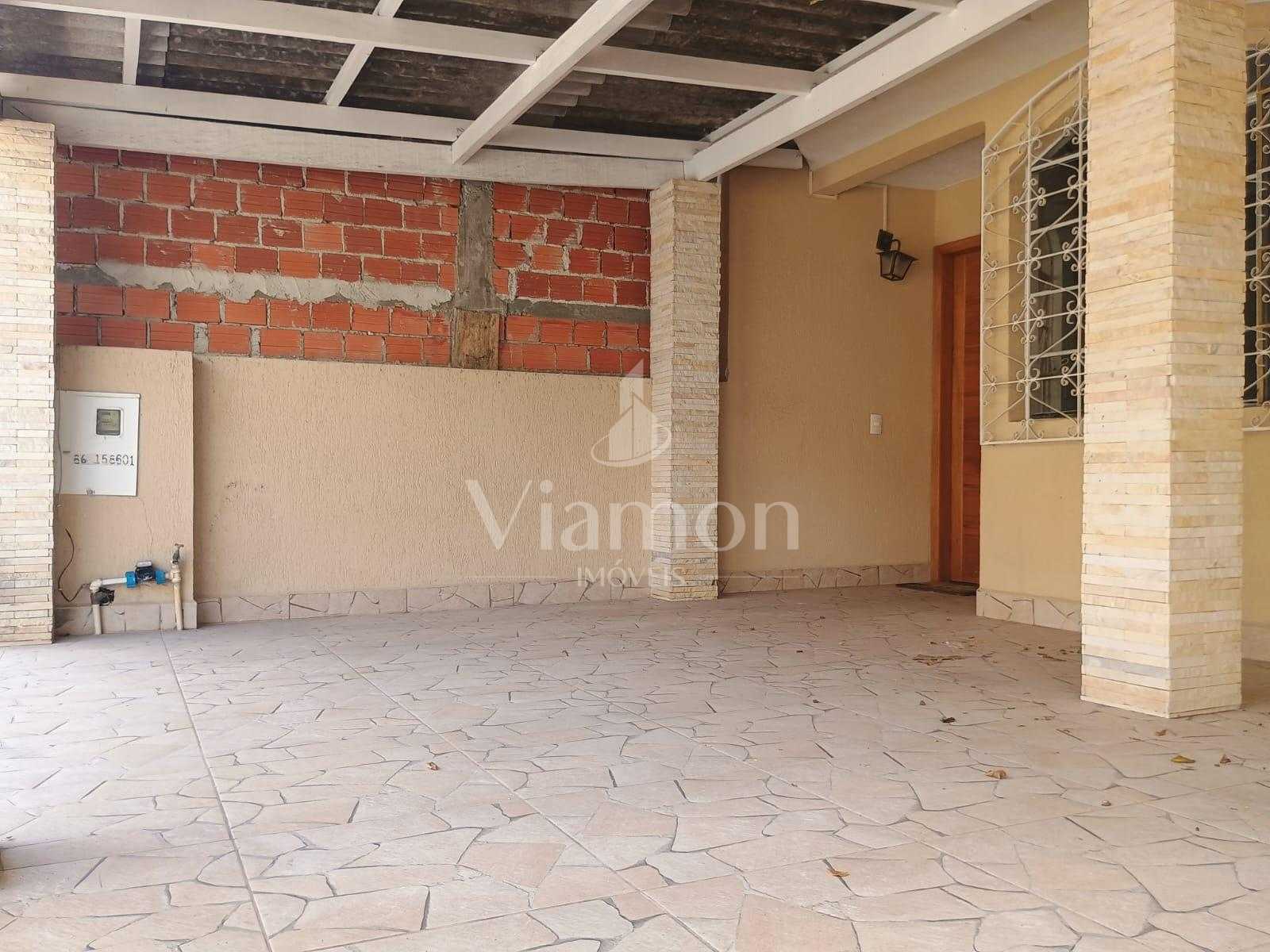 Casa à venda no Xaxim  3 quartos, sacada, 2 salas, garagem e á...