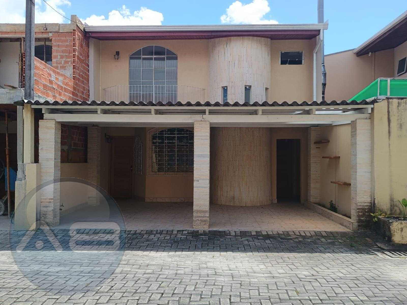 Casa à venda no Xaxim  3 quartos, sacada, 2 salas, garagem e á...