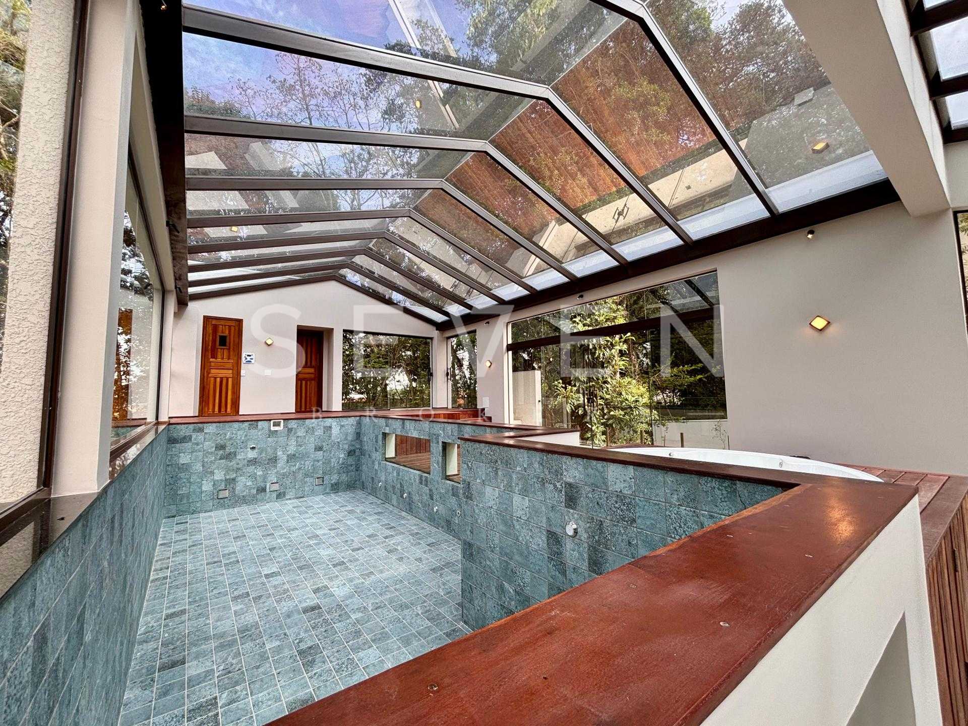 Lomas de Navarra  Mansão Luxuosa com 4 Suítes, Piscina e Conex...