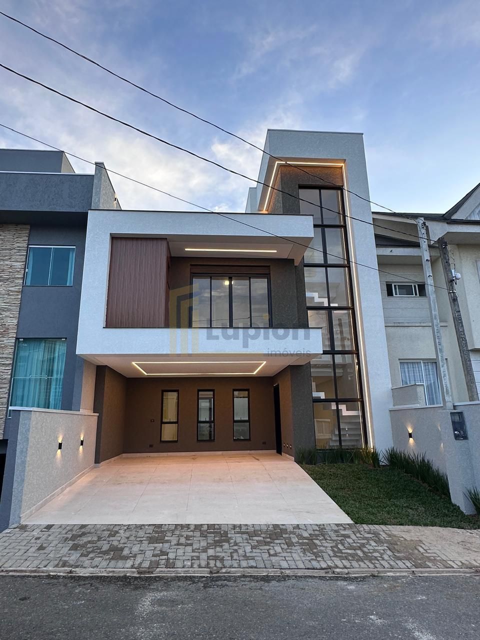 Lindo Sobrado 4 Dormitórios no Bairro Cachoeira  Barreirinha, ...