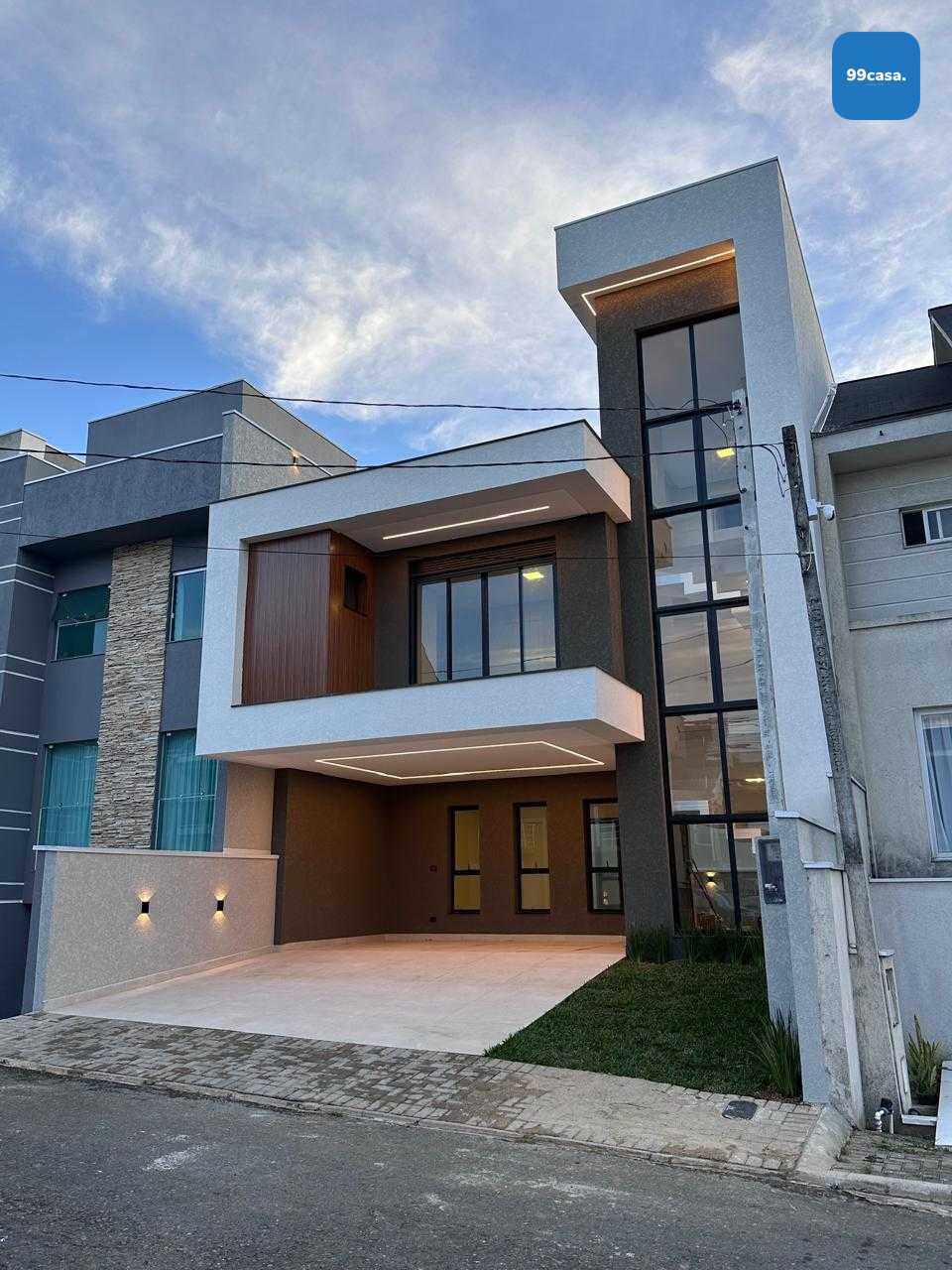Lindo Sobrado 4 Dormitórios no Bairro Cachoeira  Barreirinha, ...