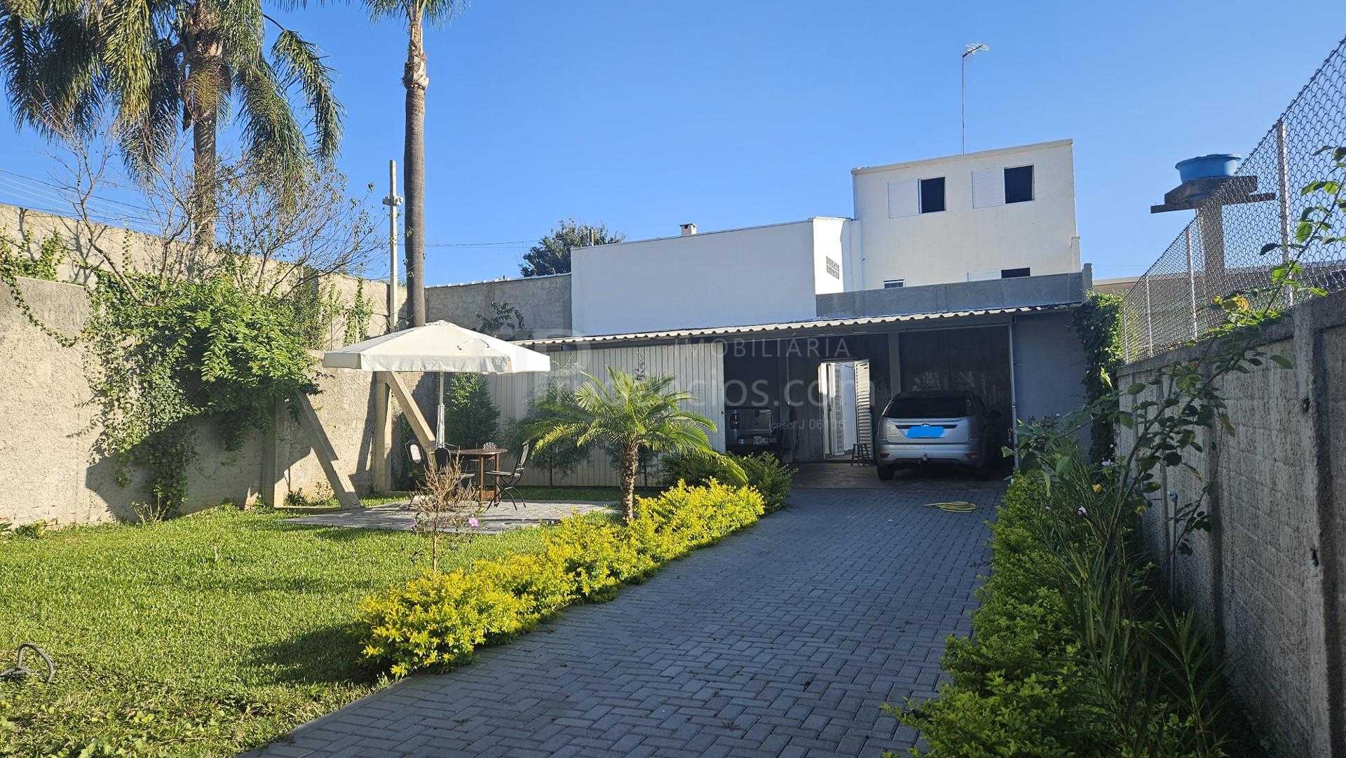 Terreno de esquina 316m  com área construída à venda em Araucá...