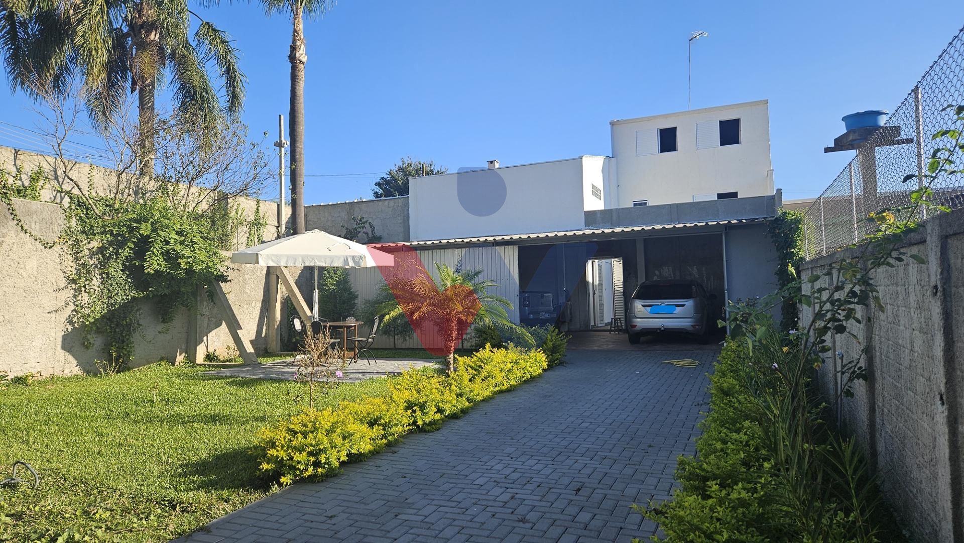 Terreno de esquina 316m  com área construída à venda em Araucá...