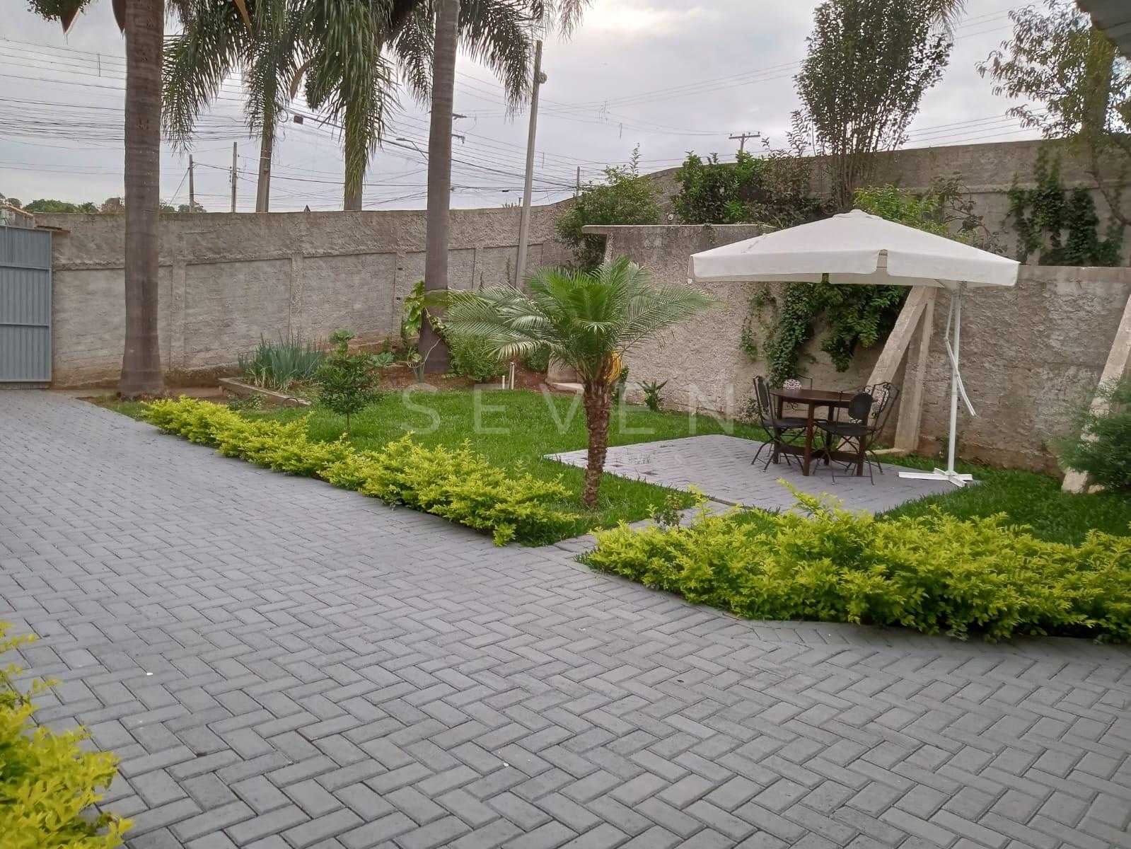 Terreno de esquina 316m  com área construída à venda em Araucá...