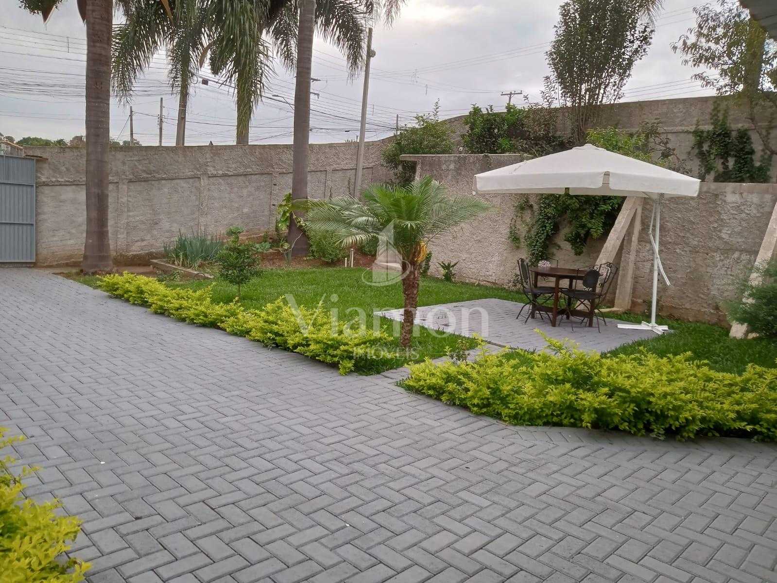 Terreno de esquina 316m  com área construída à venda em Araucá...