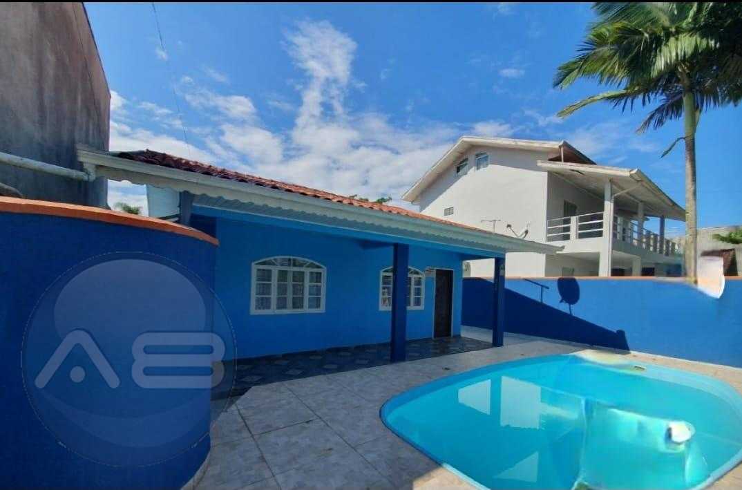 Excelente Casa com Piscina e Edícula a 80m da Praia em Itapoá SC