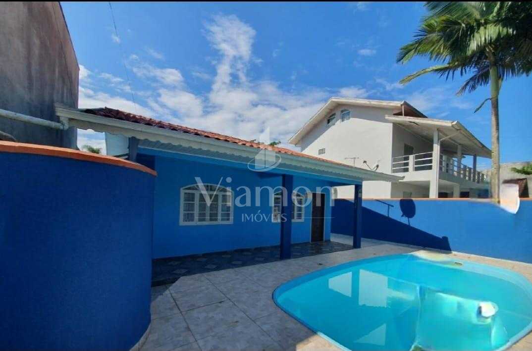 Excelente Casa com Piscina e Edícula a 80m da Praia em Itapoá SC