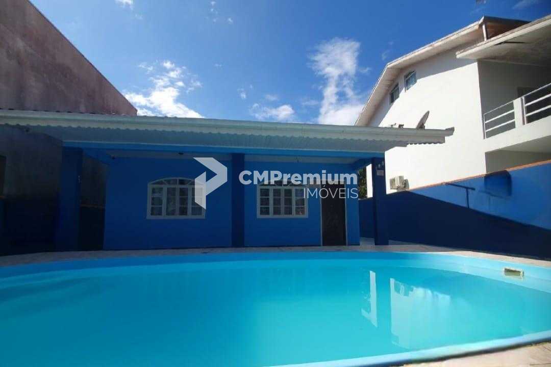 Excelente Casa com Piscina e Edícula a 80m da Praia em Itapoá SC