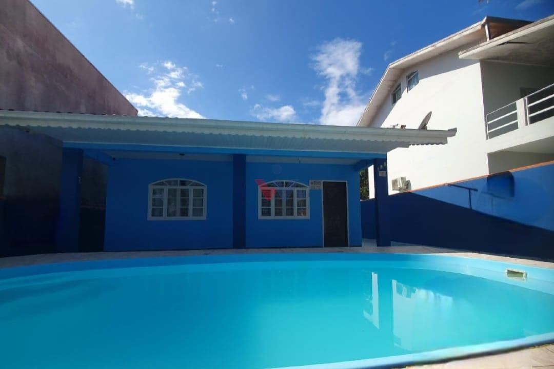 Excelente Casa com Piscina e Edícula a 80m da Praia em Itapoá SC