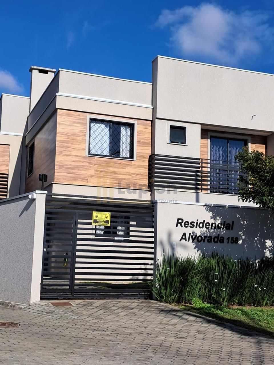 Sobrado à Venda em Condomínio Fechado  Uberaba, Curitiba PR  3...