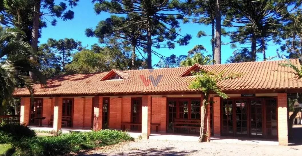 Espetacular propriedade com casas, salões, piscinas e lagos  l...